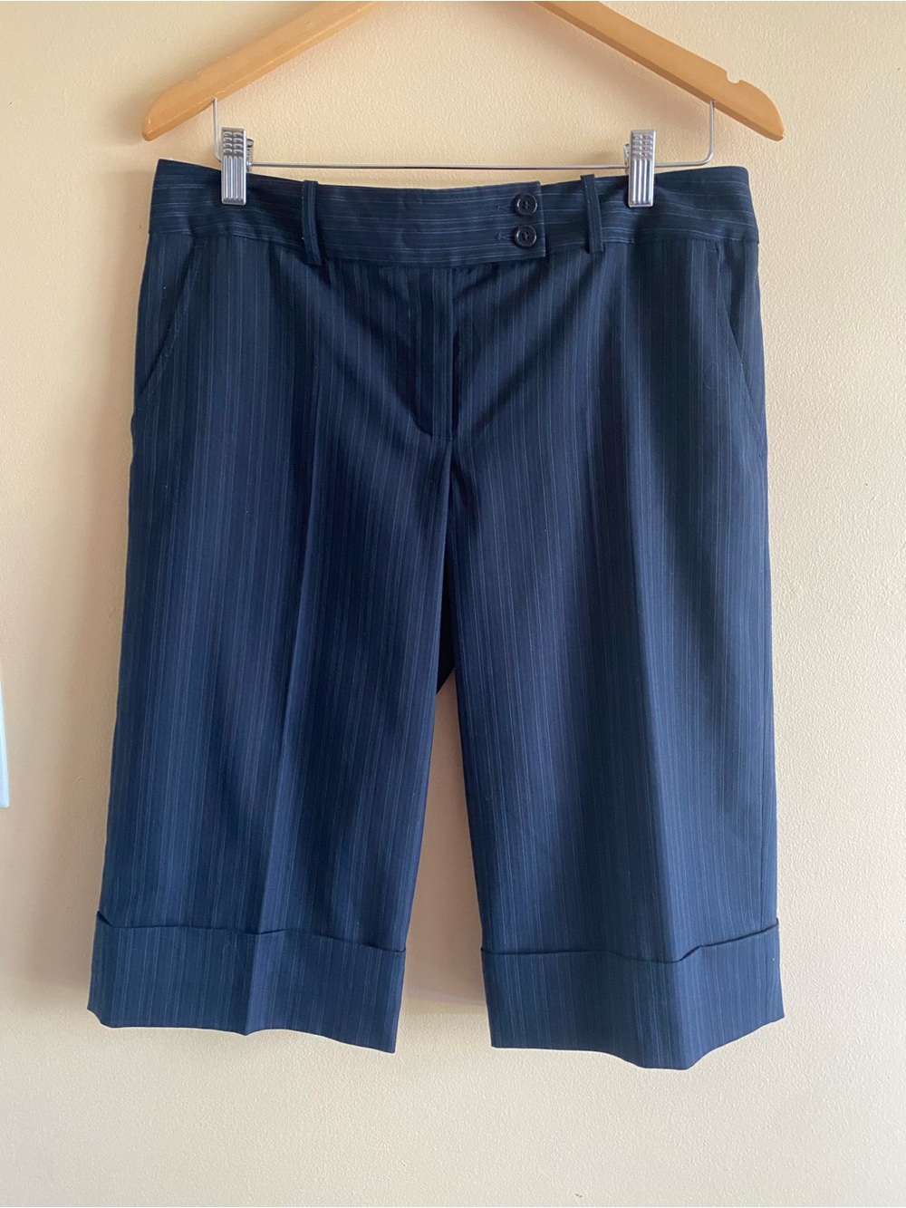 BCBGMAXAZRIA Navy Pinstripe Cuffed Bermuda Shorts Woman 10 Wool Blend Career Y2K - Picture 2 of 14